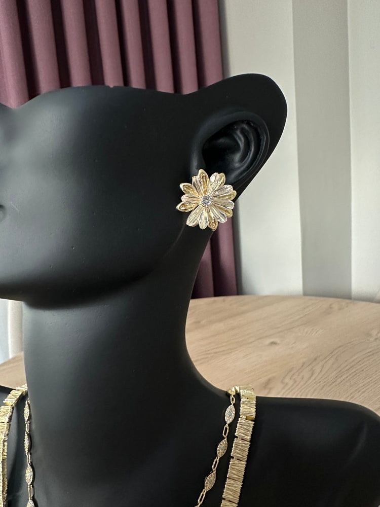 Gold çiçekli küpe