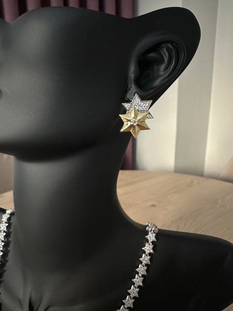 Gold taş detaylı yıldız küpe