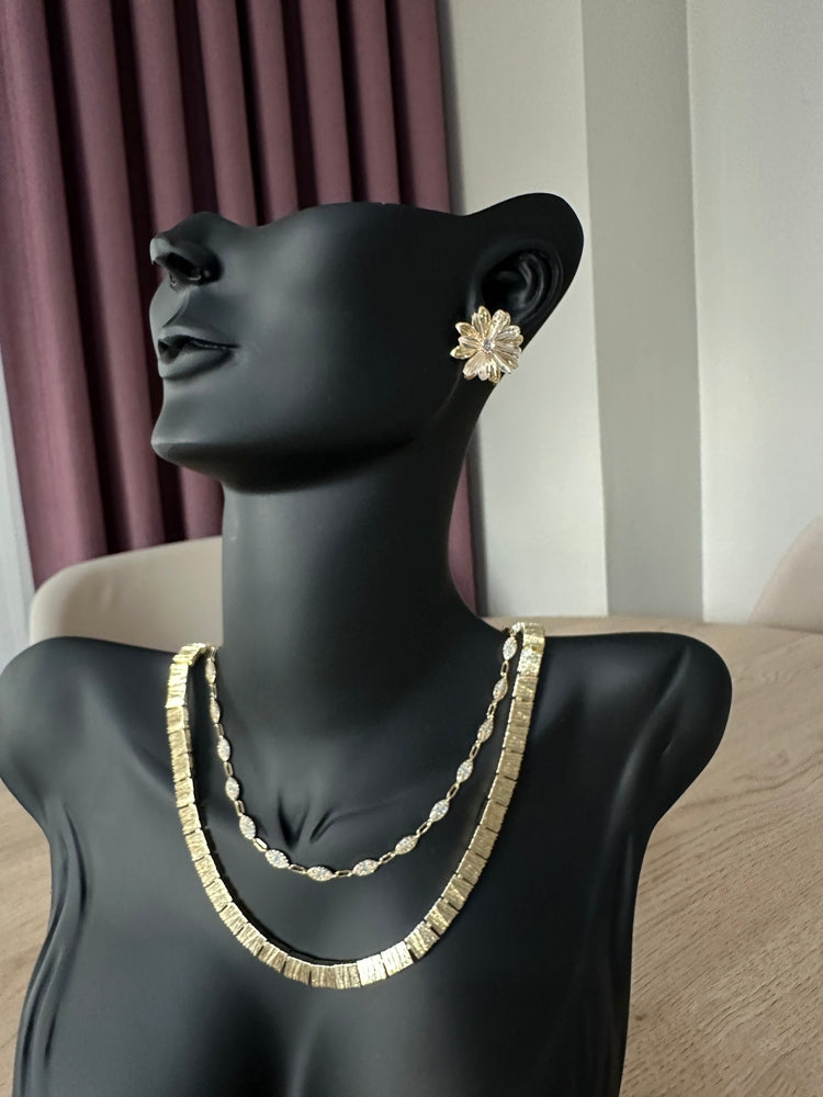 Gold çiçekli küpe