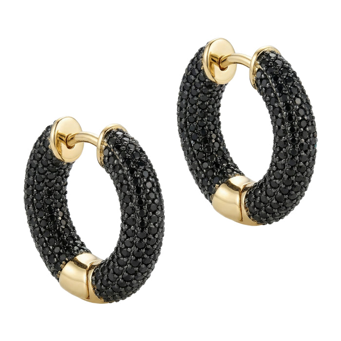 Siyah halka küpe kadın